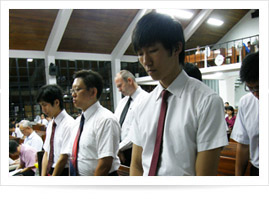 學生於禮培堂禱告